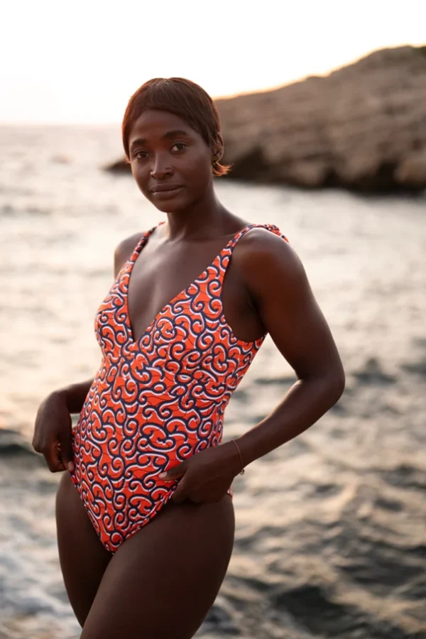 La pièce Sereine motif Saint Tropez détail maillot de bain Aklomissa